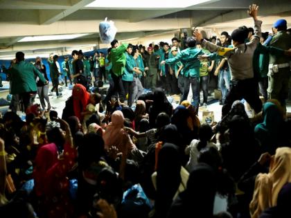 Indonesia: Students storm into Rohingya refugee camp, demand deportation | Indonesia: Students storm into Rohingya refugee camp, demand deportation Indonesia: Students storm into Rohingya refugee camp, demand deportation | Indonesia: Students storm into Rohingya refugee camp, demand deportation