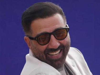 Sunny Deol bids adieu to 2023 in 'Gadar' way | Sunny Deol bids adieu to 2023 in 'Gadar' way