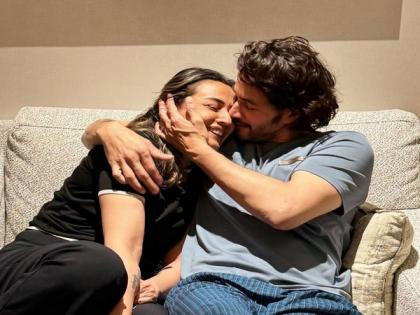 Mahesh Babu shares lovely picture with wife Namrata Shirodkar, wishes fans, "Happy New Year" | Mahesh Babu shares lovely picture with wife Namrata Shirodkar, wishes fans, "Happy New Year" Mahesh Babu shares lovely picture with wife Namrata Shirodkar, wishes fans, "Happy New Year" | Mahesh Babu shares lovely picture with wife Namrata Shirodkar, wishes fans, "Happy New Year"