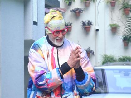 Amitabh Bachchan greets his fans outside Jalsa | Amitabh Bachchan greets his fans outside Jalsa Amitabh Bachchan greets his fans outside Jalsa | Amitabh Bachchan greets his fans outside Jalsa