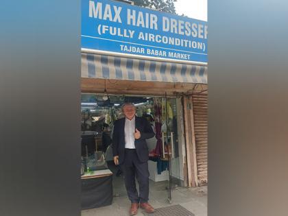 'Vocal for Local': Australian envoy Philip Green gets his beard trimmed at local shop in Delhi | 'Vocal for Local': Australian envoy Philip Green gets his beard trimmed at local shop in Delhi 'Vocal for Local': Australian envoy Philip Green gets his beard trimmed at local shop in Delhi | 'Vocal for Local': Australian envoy Philip Green gets his beard trimmed at local shop in Delhi