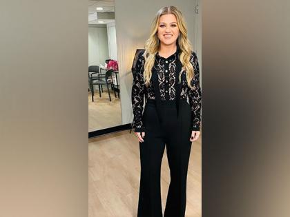 Kelly Clarkson performs Miley Cyrus' song 'Used to Be Young' on her show | Kelly Clarkson performs Miley Cyrus' song 'Used to Be Young' on her show Kelly Clarkson performs Miley Cyrus' song 'Used to Be Young' on her show | Kelly Clarkson performs Miley Cyrus' song 'Used to Be Young' on her show