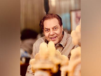 Dharmendra gets clicked by 'ustaad' grandson Dharam Deol | Dharmendra gets clicked by 'ustaad' grandson Dharam Deol