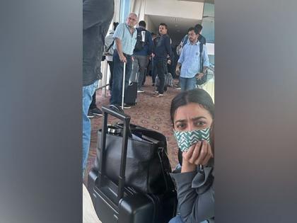 Radhika Apte shares airport ordeal, claims passengers were locked in aerobridge for hours | Radhika Apte shares airport ordeal, claims passengers were locked in aerobridge for hours Radhika Apte shares airport ordeal, claims passengers were locked in aerobridge for hours | Radhika Apte shares airport ordeal, claims passengers were locked in aerobridge for hours