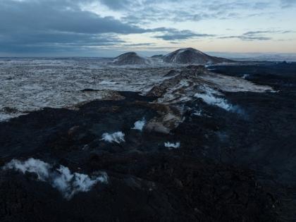 Residents of Iceland town ordered to evacuate again as new volcanic fissures pose threat | Residents of Iceland town ordered to evacuate again as new volcanic fissures pose threat