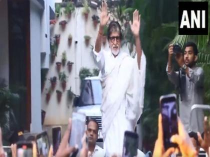 Amitabh Bachchan greets fans outside his house Jalsa | Amitabh Bachchan greets fans outside his house Jalsa Amitabh Bachchan greets fans outside his house Jalsa | Amitabh Bachchan greets fans outside his house Jalsa