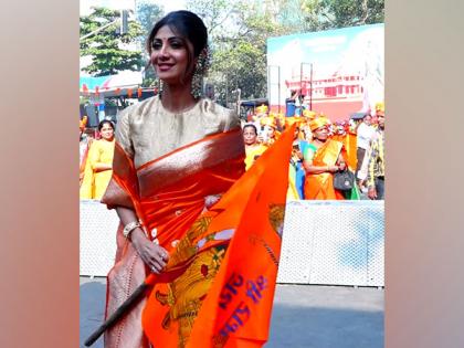 Shilpa Shetty waves Lord Ram's flag at Siddhivinayak Temple | Shilpa Shetty waves Lord Ram's flag at Siddhivinayak Temple Shilpa Shetty waves Lord Ram's flag at Siddhivinayak Temple | Shilpa Shetty waves Lord Ram's flag at Siddhivinayak Temple
