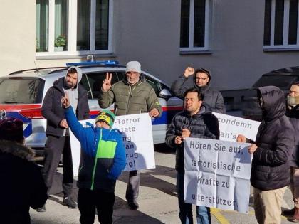 Anti-Pakistan protest by Afghan diaspora in front of Pak embassy in Vienna | Anti-Pakistan protest by Afghan diaspora in front of Pak embassy in Vienna Anti-Pakistan protest by Afghan diaspora in front of Pak embassy in Vienna | Anti-Pakistan protest by Afghan diaspora in front of Pak embassy in Vienna