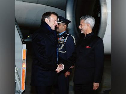 French President Macron arrives in Delhi to participate as chief guest at Republic Day celebrations | French President Macron arrives in Delhi to participate as chief guest at Republic Day celebrations French President Macron arrives in Delhi to participate as chief guest at Republic Day celebrations | French President Macron arrives in Delhi to participate as chief guest at Republic Day celebrations