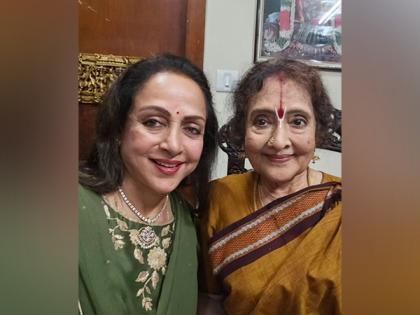Hema Malini meets Padma Vibhushan awardee Vyjayanthimala, says latter is full of life | Hema Malini meets Padma Vibhushan awardee Vyjayanthimala, says latter is full of life Hema Malini meets Padma Vibhushan awardee Vyjayanthimala, says latter is full of life | Hema Malini meets Padma Vibhushan awardee Vyjayanthimala, says latter is full of life