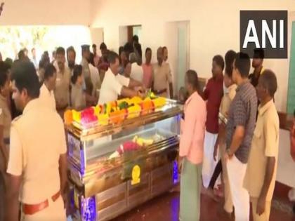 TN: Mortal remains of Ilaiyaraaja's daughter Bhavatharini brought to her residence in Gudalur | TN: Mortal remains of Ilaiyaraaja's daughter Bhavatharini brought to her residence in Gudalur TN: Mortal remains of Ilaiyaraaja's daughter Bhavatharini brought to her residence in Gudalur | TN: Mortal remains of Ilaiyaraaja's daughter Bhavatharini brought to her residence in Gudalur