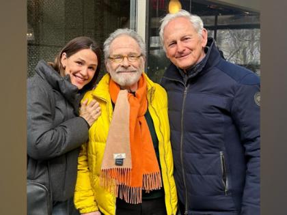 'Alias' reunion: Jennifer Garner call on Victor Garber, Ron Rifkin in NYC | 'Alias' reunion: Jennifer Garner call on Victor Garber, Ron Rifkin in NYC