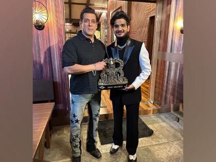 'Bigg Boss 17' winner Munawar Faruqui shares picture with Salman Khan, says, "Special thanks to Bade Bhai" | 'Bigg Boss 17' winner Munawar Faruqui shares picture with Salman Khan, says, "Special thanks to Bade Bhai" 'Bigg Boss 17' winner Munawar Faruqui shares picture with Salman Khan, says, "Special thanks to Bade Bhai" | 'Bigg Boss 17' winner Munawar Faruqui shares picture with Salman Khan, says, "Special thanks to Bade Bhai"