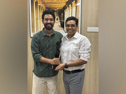 Vikrant Massey poses with IPS officer Manoj Kumar Sharma, calls him 'Asli Hero' | Vikrant Massey poses with IPS officer Manoj Kumar Sharma, calls him 'Asli Hero' Vikrant Massey poses with IPS officer Manoj Kumar Sharma, calls him 'Asli Hero' | Vikrant Massey poses with IPS officer Manoj Kumar Sharma, calls him 'Asli Hero'