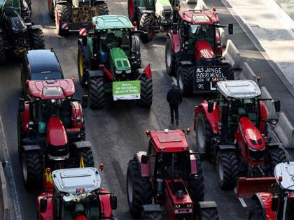 Protesting farmers hurl eggs, clog streets with tractors as EU summit begins in Brussels | Protesting farmers hurl eggs, clog streets with tractors as EU summit begins in Brussels Protesting farmers hurl eggs, clog streets with tractors as EU summit begins in Brussels | Protesting farmers hurl eggs, clog streets with tractors as EU summit begins in Brussels