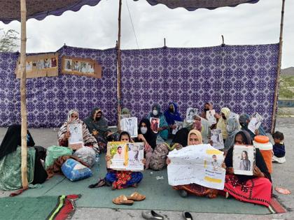 Pakistan: Families of Baloch victims of enforced disappearance hold sit-in for third day in Turbat | Pakistan: Families of Baloch victims of enforced disappearance hold sit-in for third day in Turbat
