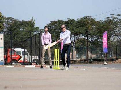 US Ambassador Eric Garcetti enjoys gully cricket in Jaipur | US Ambassador Eric Garcetti enjoys gully cricket in Jaipur