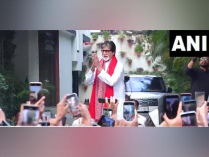 Sunday Darshan: Amitabh Bachchan dons traditional look as he meets fans outside Jalsa | Sunday Darshan: Amitabh Bachchan dons traditional look as he meets fans outside Jalsa Sunday Darshan: Amitabh Bachchan dons traditional look as he meets fans outside Jalsa | Sunday Darshan: Amitabh Bachchan dons traditional look as he meets fans outside Jalsa