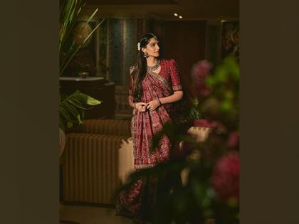 Sonam Kapoor revives traditional vibes, wears mother's 35-years-old sari | Sonam Kapoor revives traditional vibes, wears mother's 35-years-old sari Sonam Kapoor revives traditional vibes, wears mother's 35-years-old sari | Sonam Kapoor revives traditional vibes, wears mother's 35-years-old sari