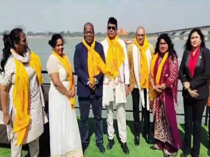 Surinamese delegation visits Ayodhya, offers prayers at Ram Temple | Surinamese delegation visits Ayodhya, offers prayers at Ram Temple Surinamese delegation visits Ayodhya, offers prayers at Ram Temple | Surinamese delegation visits Ayodhya, offers prayers at Ram Temple