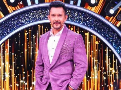 Aditya Narayan snatches fan's phone, throws it away during concert, video goes viral | Aditya Narayan snatches fan's phone, throws it away during concert, video goes viral Aditya Narayan snatches fan's phone, throws it away during concert, video goes viral | Aditya Narayan snatches fan's phone, throws it away during concert, video goes viral