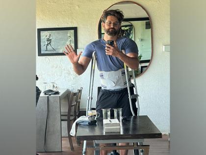 Hrithik Roshan suffers muscle injury, shares picture with crutches | Hrithik Roshan suffers muscle injury, shares picture with crutches Hrithik Roshan suffers muscle injury, shares picture with crutches | Hrithik Roshan suffers muscle injury, shares picture with crutches
