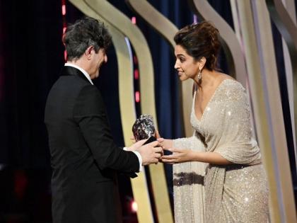 Deepika Padukone presents Jonathan Glazer with BAFTA award | Deepika Padukone presents Jonathan Glazer with BAFTA award Deepika Padukone presents Jonathan Glazer with BAFTA award | Deepika Padukone presents Jonathan Glazer with BAFTA award