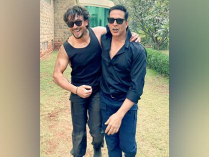 Akshay Kumar and Tiger Shroff go all black for Jackky Bhagnani wedding | Akshay Kumar and Tiger Shroff go all black for Jackky Bhagnani wedding Akshay Kumar and Tiger Shroff go all black for Jackky Bhagnani wedding | Akshay Kumar and Tiger Shroff go all black for Jackky Bhagnani wedding