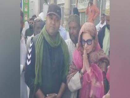 Dimple Kapadia seeks blessings at Ajmer Sharif, see pics | Dimple Kapadia seeks blessings at Ajmer Sharif, see pics Dimple Kapadia seeks blessings at Ajmer Sharif, see pics | Dimple Kapadia seeks blessings at Ajmer Sharif, see pics