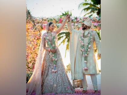 From Rakul Preet Singh's floral lehenga to Jackky Bhagnani's embroidered sherwani, check out wedding look of newlyweds | From Rakul Preet Singh's floral lehenga to Jackky Bhagnani's embroidered sherwani, check out wedding look of newlyweds