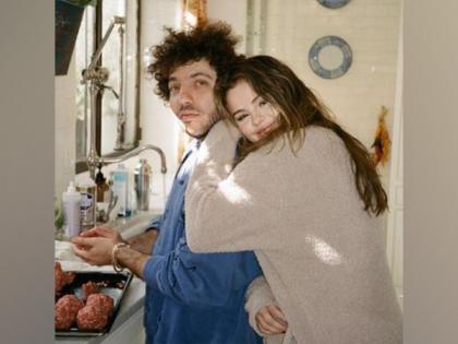 Selena Gomez "feel safest" in relationship with Benny Blanco | Selena Gomez "feel safest" in relationship with Benny Blanco