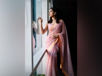 Watch: Sara Ali Khan exudes retro look in new video | Watch: Sara Ali Khan exudes retro look in new video Watch: Sara Ali Khan exudes retro look in new video | Watch: Sara Ali Khan exudes retro look in new video