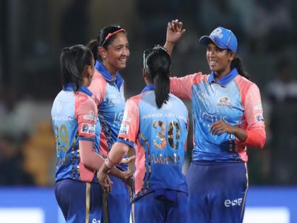 WPL: Fiery spells by Kerr, Ismail help Mumbai Indians reduce Gujarat Giants to 126/9 | WPL: Fiery spells by Kerr, Ismail help Mumbai Indians reduce Gujarat Giants to 126/9