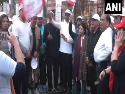 Meenakshi Lekhi flags off 'Shakti Marathon' in Delhi | Meenakshi Lekhi flags off 'Shakti Marathon' in Delhi