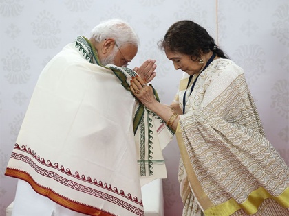 PM Modi meets legendary actress Vyjayanthimala in Chennai, see pics | PM Modi meets legendary actress Vyjayanthimala in Chennai, see pics