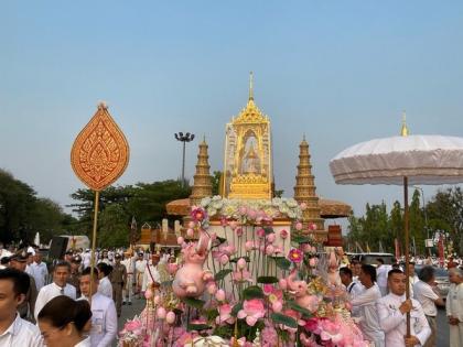 Thousands of devotees throng Ubon Ratchathani, pay respect to Lord Buddha's relics | Thousands of devotees throng Ubon Ratchathani, pay respect to Lord Buddha's relics Thousands of devotees throng Ubon Ratchathani, pay respect to Lord Buddha's relics | Thousands of devotees throng Ubon Ratchathani, pay respect to Lord Buddha's relics
