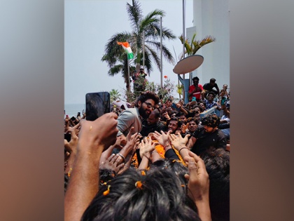 Allu Arjun receives grand welcome from fans as he reaches Vizag for 'Pushpa 2' shoot | Allu Arjun receives grand welcome from fans as he reaches Vizag for 'Pushpa 2' shoot