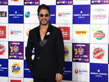 SRK looks dapper in all-black suit as he attends Zee Cine Awards 2024 | SRK looks dapper in all-black suit as he attends Zee Cine Awards 2024