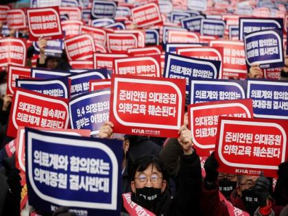 South Korea begins procedure to suspend licenses of 5,000 trainee doctors | South Korea begins procedure to suspend licenses of 5,000 trainee doctors South Korea begins procedure to suspend licenses of 5,000 trainee doctors | South Korea begins procedure to suspend licenses of 5,000 trainee doctors
