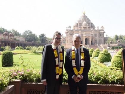Gujarat: New Zealand's Dy PM Peters offers prayers at Akshardham Temple | Gujarat: New Zealand's Dy PM Peters offers prayers at Akshardham Temple Gujarat: New Zealand's Dy PM Peters offers prayers at Akshardham Temple | Gujarat: New Zealand's Dy PM Peters offers prayers at Akshardham Temple