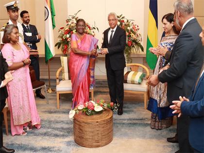 President Murmu presents RuPay card to Mauritius PM Jugnauth; discusses bilateral relations | President Murmu presents RuPay card to Mauritius PM Jugnauth; discusses bilateral relations