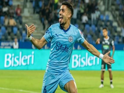 ISL: Vikram's hattrick helps Mumbai beat NorthEast United FC by 4-1 | ISL: Vikram's hattrick helps Mumbai beat NorthEast United FC by 4-1 ISL: Vikram's hattrick helps Mumbai beat NorthEast United FC by 4-1 | ISL: Vikram's hattrick helps Mumbai beat NorthEast United FC by 4-1