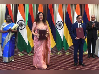 President Murmu overseas signing of MoUs between India and Mauritius | President Murmu overseas signing of MoUs between India and Mauritius President Murmu overseas signing of MoUs between India and Mauritius | President Murmu overseas signing of MoUs between India and Mauritius