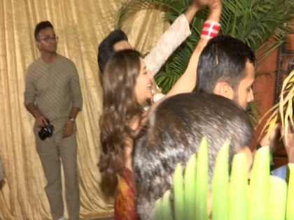 Kriti Kharbanda receives grand griha pravesh at Pulkit Samrat's Delhi home, newlyweds dance to dhol beats | Kriti Kharbanda receives grand griha pravesh at Pulkit Samrat's Delhi home, newlyweds dance to dhol beats