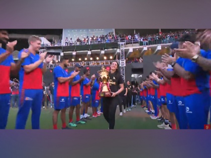 RCB men's team gives guard of honour to Smriti Mandhana-led WPL 2024 Champions | RCB men's team gives guard of honour to Smriti Mandhana-led WPL 2024 Champions