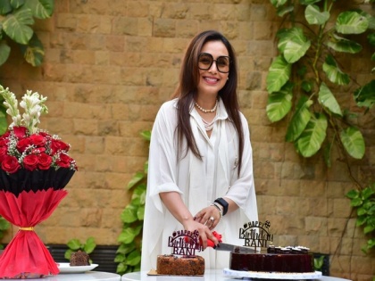 Rani Mukerji cuts cake with paparazzi ahead of 46th birthday | Rani Mukerji cuts cake with paparazzi ahead of 46th birthday