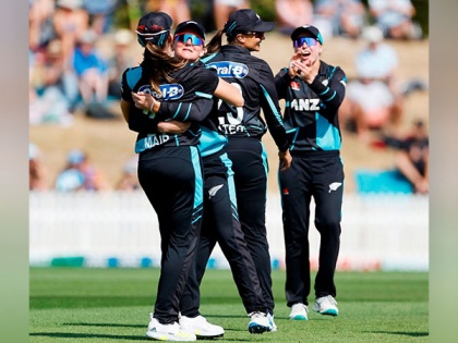 Devine's all-round show helps New Zealand clinch 3-run win over England in 3rd T20I | Devine's all-round show helps New Zealand clinch 3-run win over England in 3rd T20I