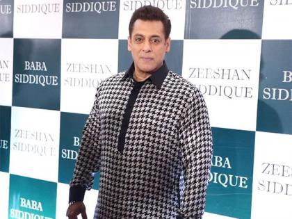 Salman Khan arrives in his Pathani kurta at Baba Siddique's Iftar party | Salman Khan arrives in his Pathani kurta at Baba Siddique's Iftar party Salman Khan arrives in his Pathani kurta at Baba Siddique's Iftar party | Salman Khan arrives in his Pathani kurta at Baba Siddique's Iftar party
