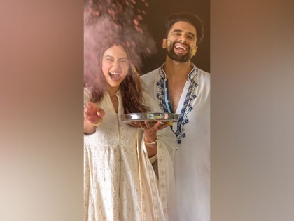 Watch: Newlyweds Rakul Preet Singh, Jackky Bhagnani's Holi pictures are all full of colors and love | Watch: Newlyweds Rakul Preet Singh, Jackky Bhagnani's Holi pictures are all full of colors and love