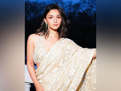 Alia Bhatt sings 'Ikk Kuddi' at her charity gala dinner in London, fans also in awe of her saree look | Alia Bhatt sings 'Ikk Kuddi' at her charity gala dinner in London, fans also in awe of her saree look